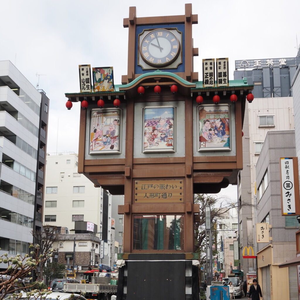 도쿄 닌교초 거리 한가운데 위치한 전통 에도 시대 양식의 카라쿠리 시계탑