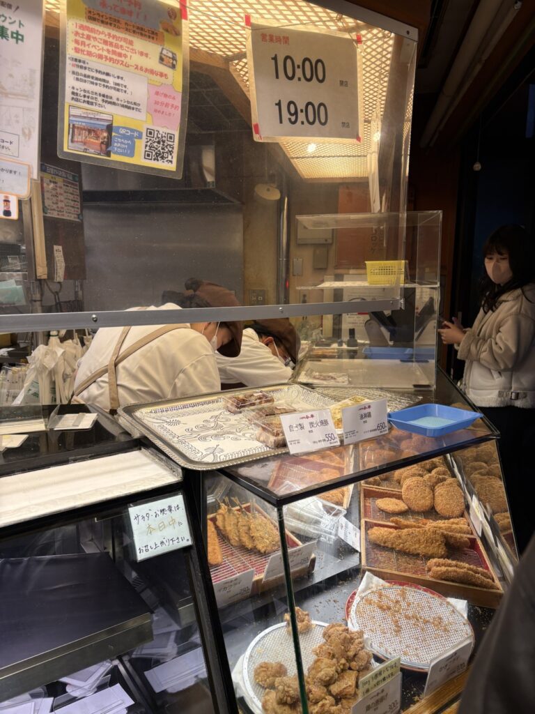 닌교초 이마한 정육점에서 구매한 바삭하고 속이 꽉 찬 스키야키 고로케